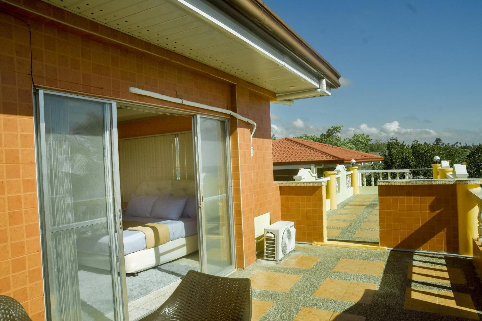 SIMALA BEACH HOUSE BEACHFRONT 4BR RETREAT BY THE SEA, SIBONGA